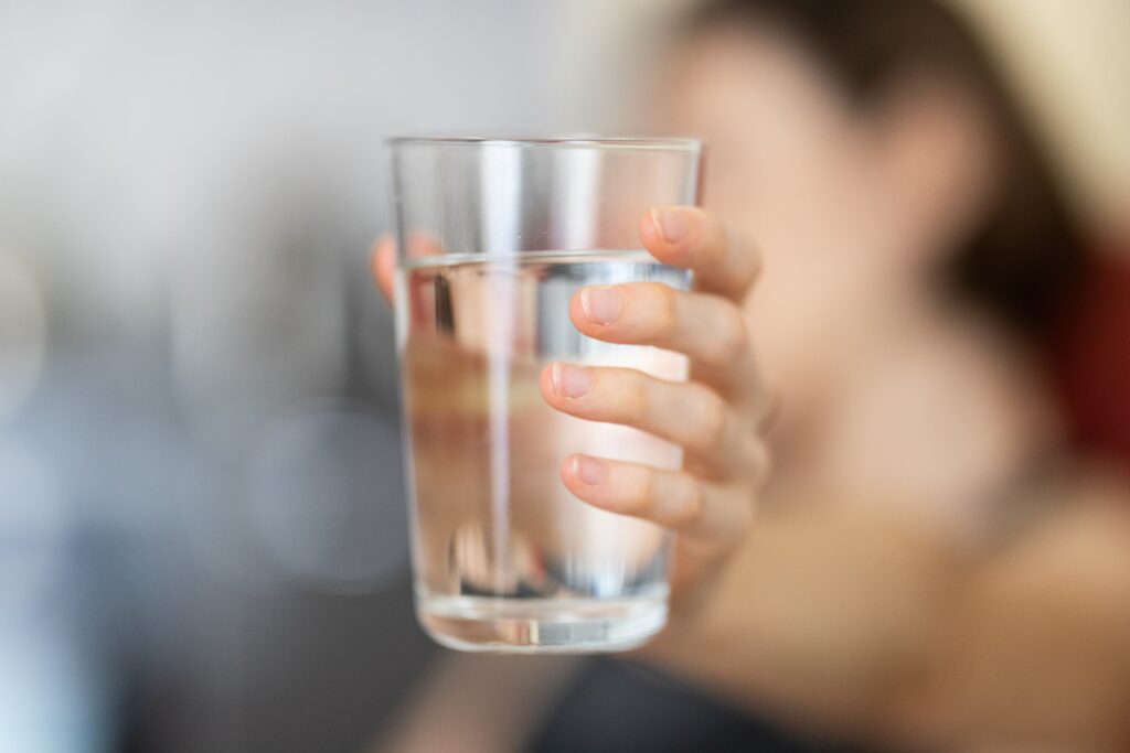 Un bicchiere di vetro pieno d'acqua