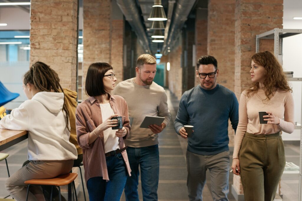 Un gruppo di colleghi che discute insieme