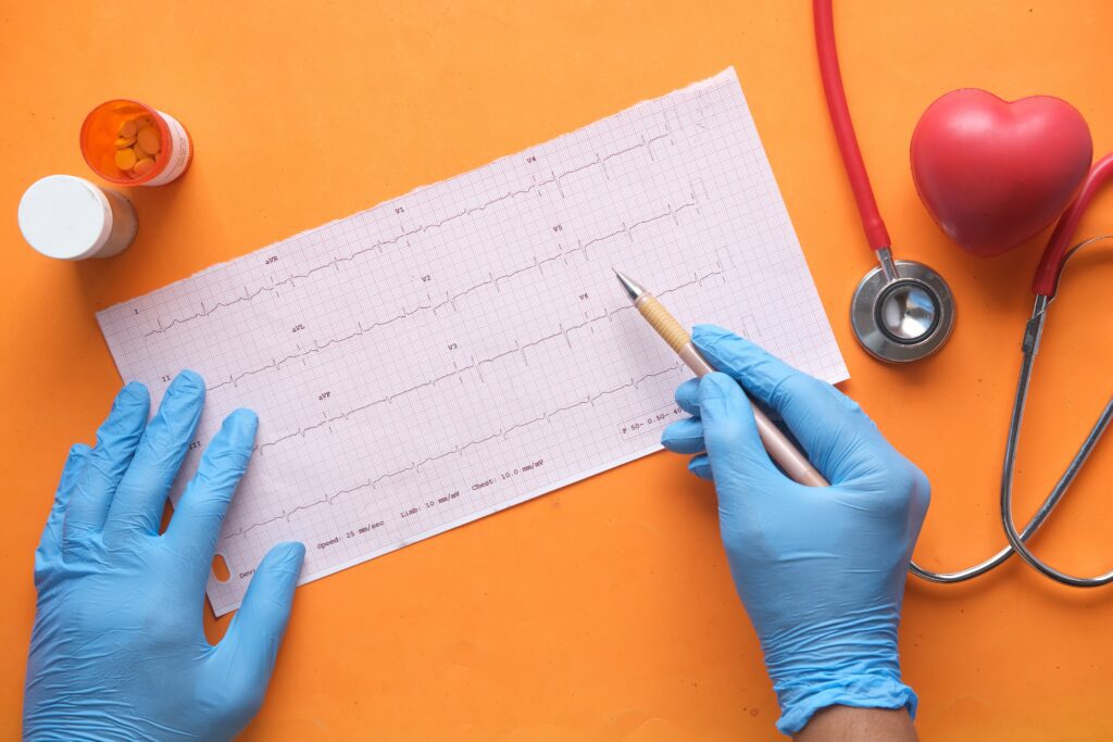 Operatore che legge il tracciato di un elettrocardiogramma