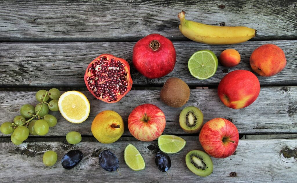 Diversi frutti sparsi su un tavolo