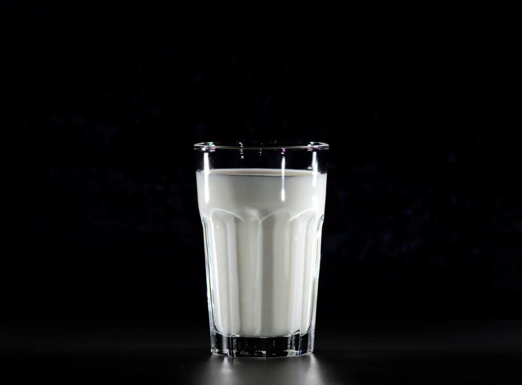 Un bicchiere di vetro pieno di latte
