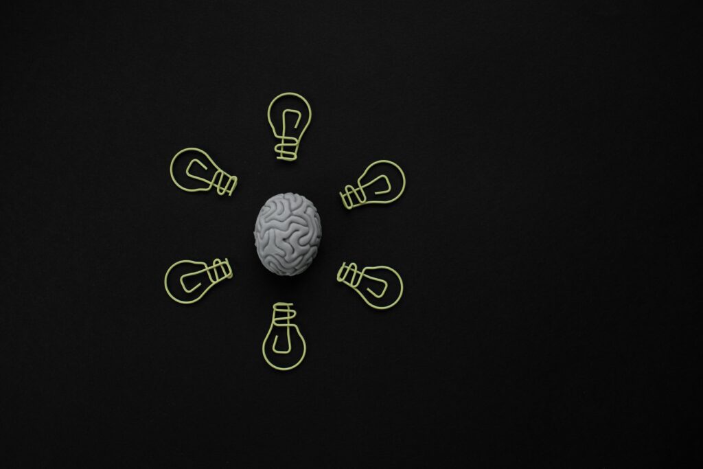 Un cervello umano circondato da lampadine stilizzate