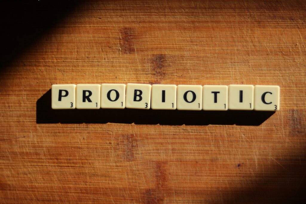 Tessere del gioco scarabeo che formano la parola "probiotic"