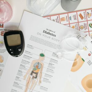 Opuscoli informativi sul diabete e un lettore della glicemia