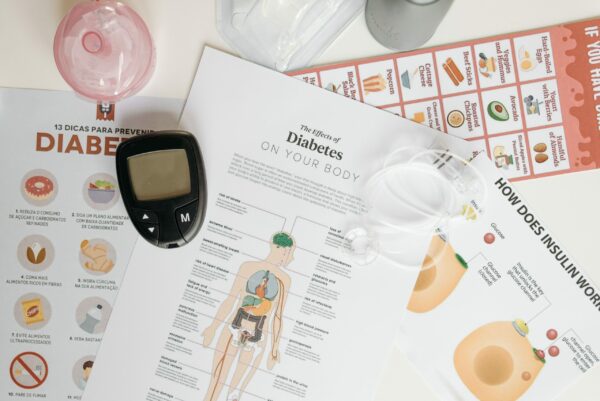 Opuscoli informativi sul diabete e un lettore della glicemia