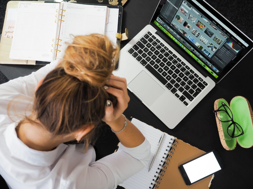 Donna stressata che lavora al computer